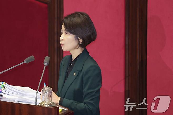 최수진 국민의힘 의원이 23일 서울 여의도 국회에서 열린 제430회국회(임시회) 제2차 본회의에서 정보통신망 이용촉진 및 정보보호 등에 관한 법률 일부개정법률안(대안)에 대한 무제한 토론(필리버스터)을 하고 있다. 2025.12.23/뉴스1 ⓒ News1 신웅수 기자