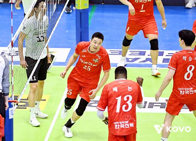 기뻐하는 한국전력 신영석(25번). (KOVO 제공)