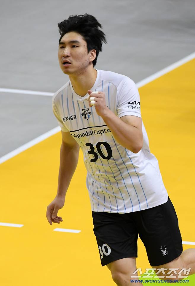 29일 의정부체육관에서 열린 V리그 남자부 KB손해보험과 현대캐피탈의 경기. 현대캐피탈 신호진이 득점 후 환호하고 있다. 의정부=박재만 기자 pjm@sportschosun.com/2025.11.29/