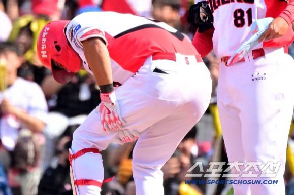 22일 광주KIA챔피언스필드에서 열린 NC와 KIA의 개막전, 3회말 KIA 김도영이 안타를 치고 1루에 나서다 다리통증을 호소하고 있다. 김도영은 윤도현과 교체됐다. 광주=허상욱 기자wook@sportschosun.com/2025.03.22/
