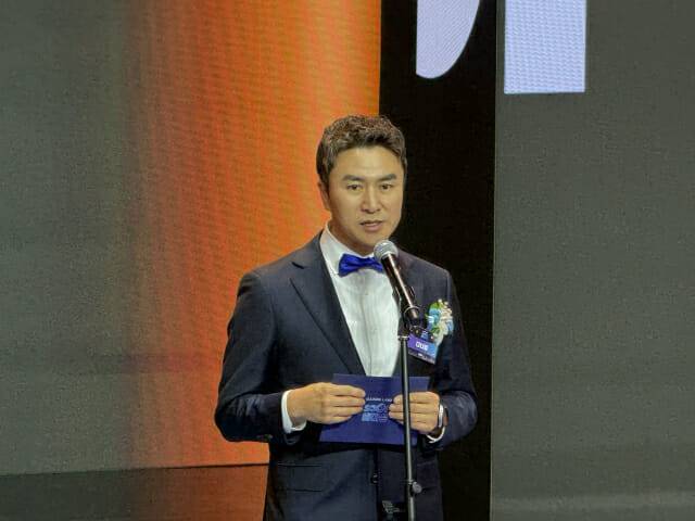 무대에 오른 최영우 공동대표. (사진=지디넷코리아)