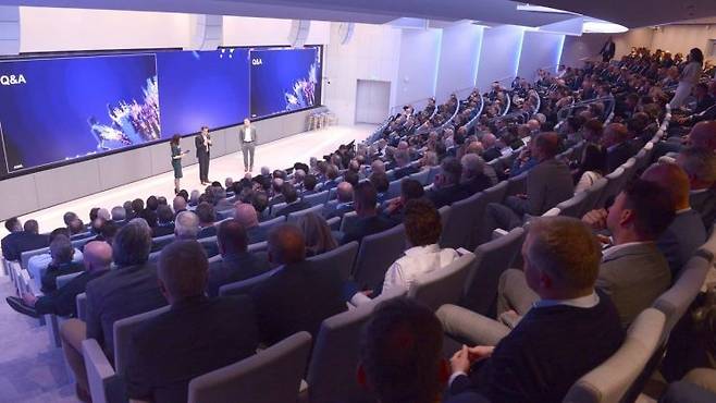 ASML은 대체 불가능한 핵심 부품을 납품하는 '티어 1 파트너' 200곳 이상과 긴밀한 협력 관계를 유지하고 있다. 사진은 ASML이 매년 주최하는 공급업체 행사. ASML