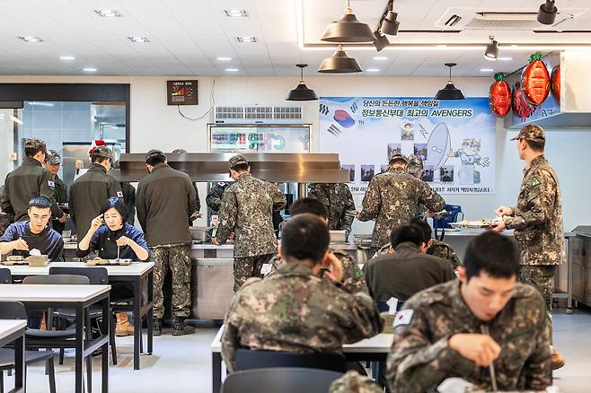 크리스마스를 맞아 병역 식당도 단장을 했다. 자율 배식을 하는 병사들 모습. /양수열 영상미디어 기자