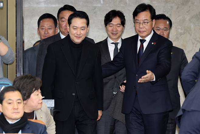 지난 17일 국민의힘 장동혁 대표(왼쪽)와 송언석 원내대표가 여으도 국회에서 열린 정책 의원총회에 참석하고 있다. /연합뉴스