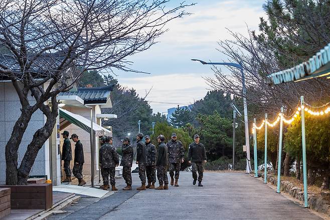 점호를 마친 병사들이 아침 식사를 위해 식당 앞에 줄을 서고 있다. /양수열 영상미디어 기자