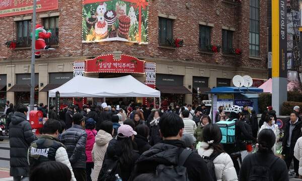 크리스마스를 이틀 앞둔 23일 대전 중구 성심당 일대에 빵을 사려는 고객들이 차례를 기다리고 있다. /뉴스1