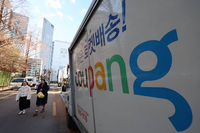 지난 25일 서울 시내에 주차된 쿠팡 배송 트럭 모습. /뉴시스