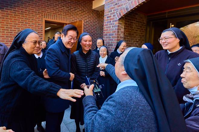 이재명 대통령이 인천 계양구 노틀담 수녀원을 방문해 수녀님들과 기념촬영을 하고 있다. /대통령실 제공.