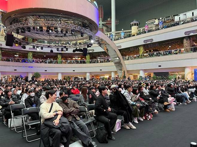 업비트·레드불 'PC방 테이크오버'가 열린 잠실 롯데월드 아이스링크. 관람객들이 스크린을 시청하고 있다. ⓒ데일리안 황지현 기자