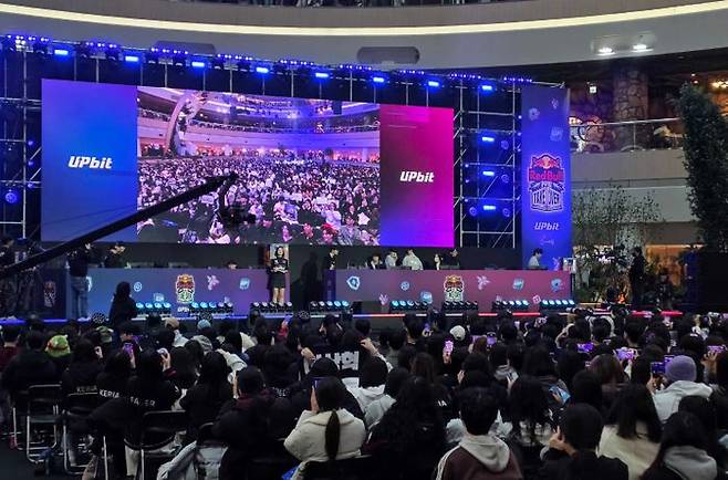 업비트·레드불 'PC방 테이크오버'가 열린 잠실 롯데월드 아이스링크. 관람객들이 스크린을 시청하고 있다. ⓒ데일리안 황지현 기자