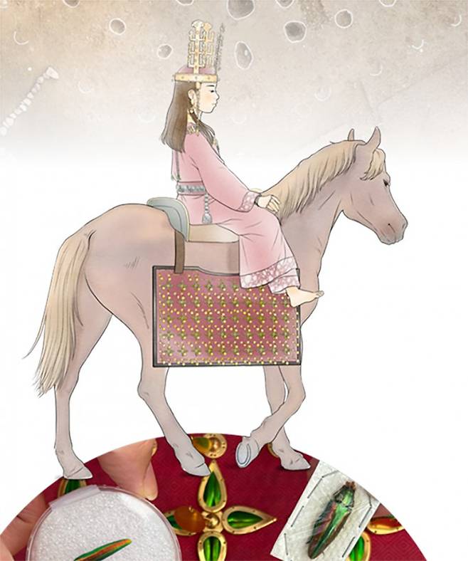 쪽샘 44호분에 묻힌 10살 소녀의 상상도. 말 탑승자에게 흙이 튀지 않게 막아주는 말다래 장식이 보인다. 아래는 비단벌레 말다래 복원품의 확대 사진. 물방울 무늬 장식 하나에 비단벌레 한 마리의 딱지날개가 쓰였다. 국립경주문화유산연구소 제공