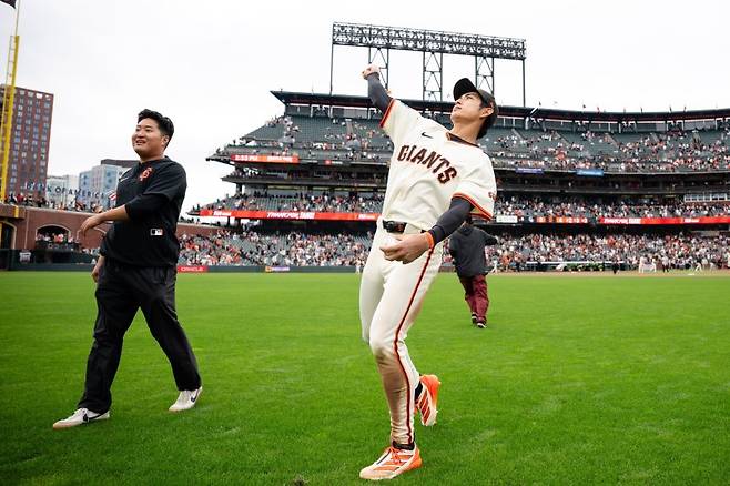 샌프란시스코 자이언츠의 이정후가 28일(현지 시간) 미 캘리포니아주 샌프란시스코 오라클 파크에서 열린 2025 메이저리그 정규 시즌 최종전 콜로라도 로키스와의 경기를 승리로 마친 후 팬들에게 공을 던져주고 있다. 이정후는 4타수 3안타 2타점으로 활약했고, 샌프란시스코는 4-0으로 승리했다.뉴시스