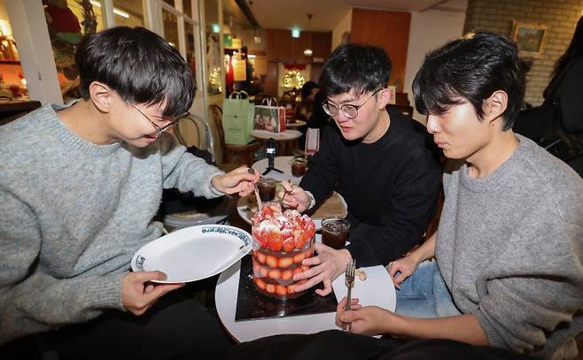 크리스마스를 이틀 앞두고 딸기시루가 출시된 23일 대전 중구 성심당 일대에서 케이크를 구매한 고객들이 맛을 보고 있다. /사진=뉴스1