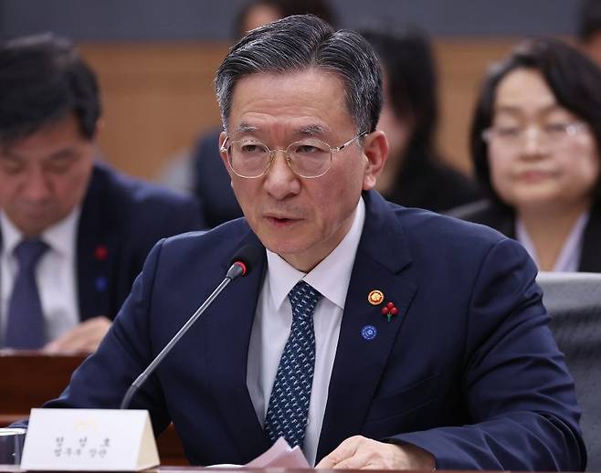 법무부는 지난 21일 "지난달 '2026년 가석방 확대안'을 마련했으며, 내년부터 이를 적극 시행할 예정"이라고 밝혔다. 사진은 서울 종로구 정부서울청사 별관에서 열린 법무부(대검찰청)·성평등가족부 업무보고에서 답변 중인 정성호 법무부 장관. 2025.12.19/뉴시스