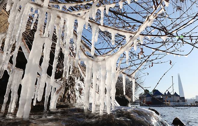 올겨울 첫 한파경보가 내려진 26일 서울 광진구 한강 주변에 얼음이 얼어있다. 연합뉴스