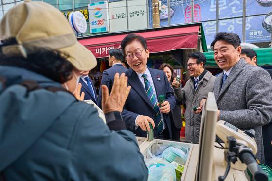 이재명 대통령이 지난 23일 해양수산부 청사에서 국무회의를 마친 뒤 부산 부산진구 부전시장을 찾아 '야쿠르트 아줌마'로 불리는 요구르트 판매원과 대화를 나누고 있다. 사진 대통령실