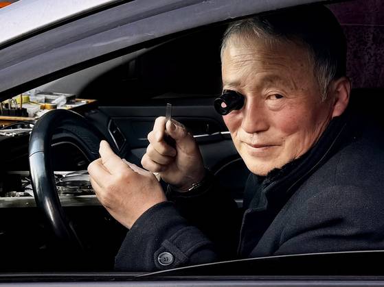 정재섭 명품 시계 수리 전문가는 서울과 경기도 8곳에서 '길 가게'를 차리고 손님을 맞이한다. 김홍준 기자