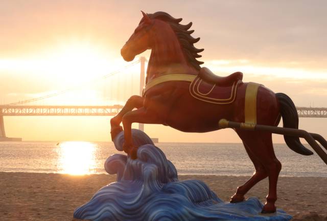 ▲ 부산 수영구 광안리해수욕장에 새해 2026년 병오년 붉은 말의 해를 맞아 말 모양의 새해 조형물이 설치됐다. 높이 2.2m, 길이 2.5m 붉은 말 조형물에는 탑승자 수를 자동으로 카운팅 할 수 있는 마차가 설치돼 눈길을 끈다. 연합뉴스