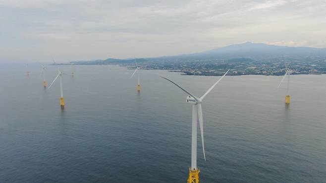 날씨에 따라 발전량이 달라지는 이른바 ‘간헐성’은 재생에너지 보급의 걸림돌로 작용하고 있다. 하지만 전문가들은 전 세계적으로 재생에너지가 확산하는 상황에서, ‘간헐성’은 극복의 대상이지 걸림돌이 되어서는 안 된다고 지적한다.