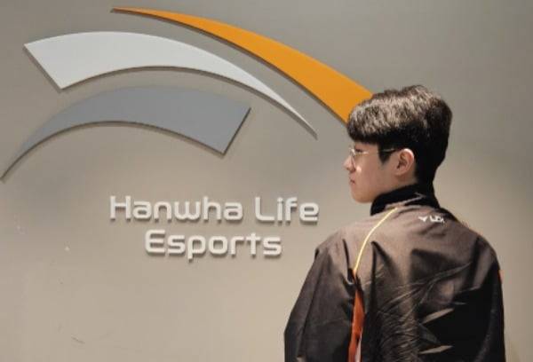 한화생명e스포츠 탑 라이너 '제우스' 최우제가 한국경제신문과 인터뷰에서 포즈를 취하고 있다. /이주현 기자