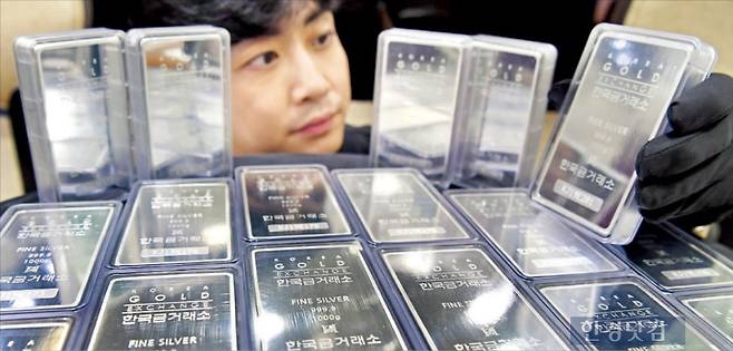 종로구 한국금거래소에서 한 직원이 실버바를 살펴보고 있다. 사진=한경DB