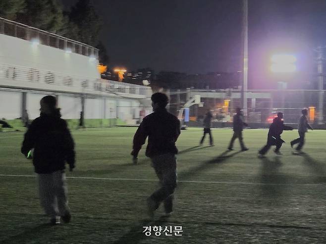 크리스마스인 지난 25일 서울 종로구 성균관대 운동장에서 청년들이 ‘경찰과 도둑’을 하며 달리고 있다. 우혜림 기자