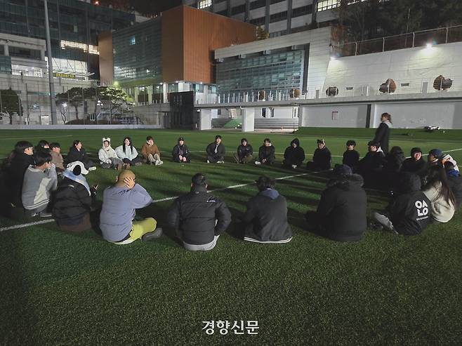 크리스마스인 지난 25일 서울 종로구 성균관대학교에서 청년들이 운동장에 모여 앉아 있다. 우혜림 기자
