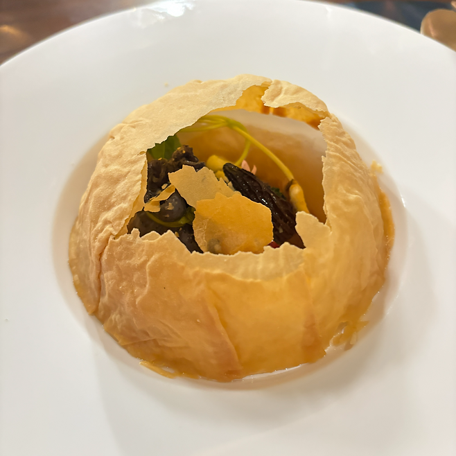 Korean black chicken ginseng soup (Hong Yoo/The Korea Herald)