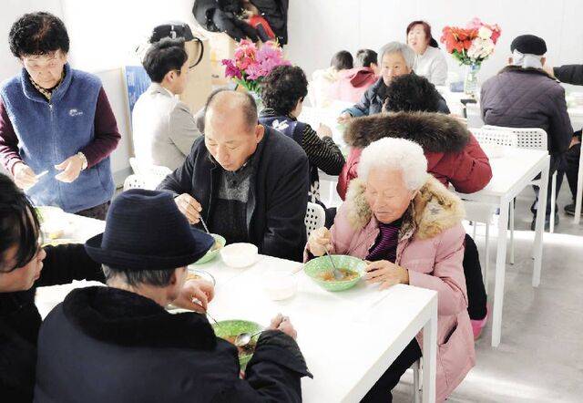 주일 예배 후 어르신들이 사모가 준비한 점심을 함께 나누고 있다. 신성교회 제공