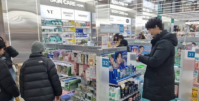 다이소 강남역점 남성화장품 존. <자료 = 다이소>