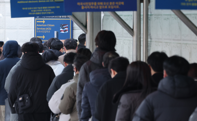 지난 5일 서울 종로구 주한 미국대사관 앞에서 미국 비자를 발급받으려는 시민들이 줄 서 있다. [연합뉴스]