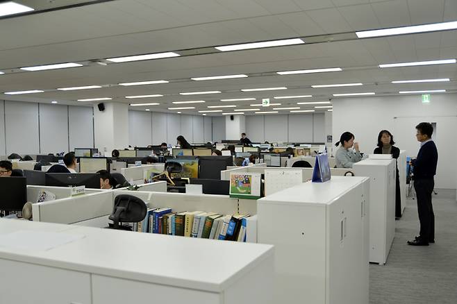 서울 을지로 소재 UIB 코리아 사무실 모습. 직원들이 업무를 보고 있다.