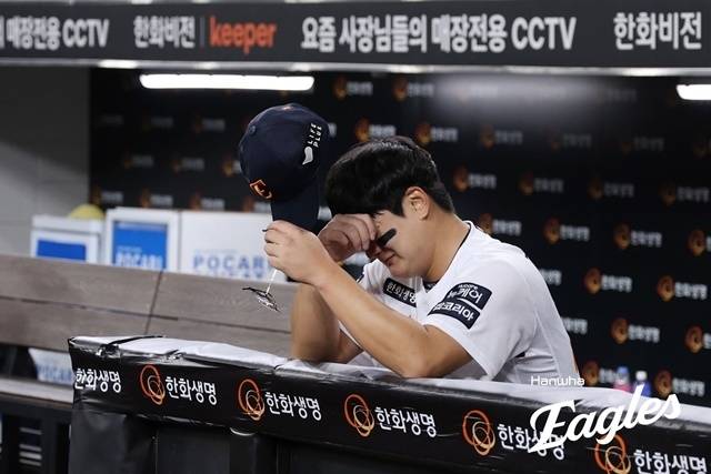 김서현이 한국시리즈 3차전이 끝난 뒤 눈물을 보이고 있다. 사진=한화 제공