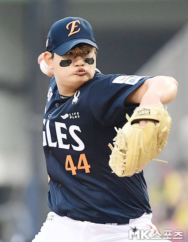 10월 26일 오후 잠실구장에서 ‘2025 신한 SOL Bank KBO 포스트시즌’ 한화 이글스와 LG 트윈스의 한국시리즈(7전 4선승제) 1차전이 열렸다. 8회말 2사에서 한화 김서현이 등판해 역투하고 있다. 사진=김영구 기자