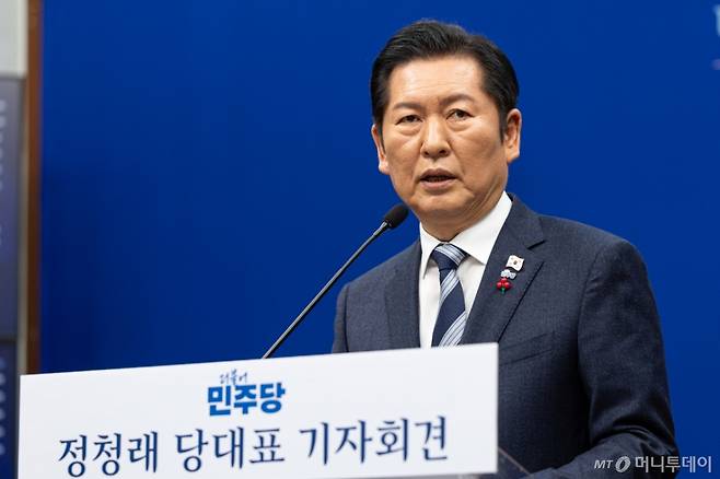 (서울=뉴스1) 이승배 기자 = 정청래 더불어민주당 대표가 26일 서울 여의도 국회에서 취임 후 열린 첫 공식 기자회견에서 발언하고 있다. 2025.12.26/뉴스1  Copyright (C) 뉴스1. All rights reserved. 무단 전재 및 재배포,  AI학습 이용 금지. /사진=(서울=뉴스1) 이승배 기자