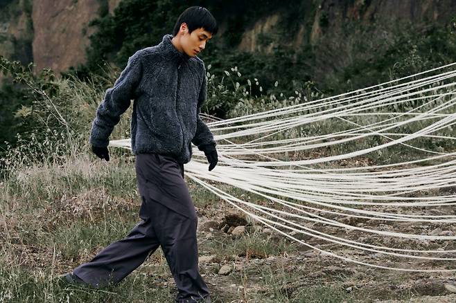 영국 패션 브랜드 JL-AL이 일본 인공 섬유 개발 스타트업 스파이버의 브루드 프로틴을 소재로 활용한 플리스 재킷./사진=스파이버 홈페이지 갈무리