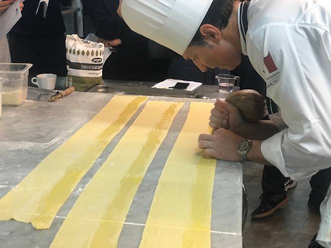 파올로 데 마리아 셰프가 직접 생면 파스타를 뽑고 있다. /사진=다이어리알