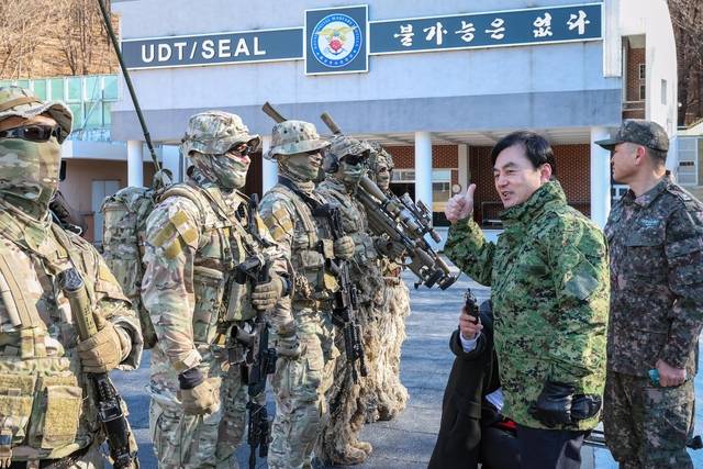 26일 해군특수전전단 UDT/SEAL 부대를 방문한 안규백(오른쪽 두번째) 국방부장관이 특전요원들을 격려하고 있다. 국방부 제공