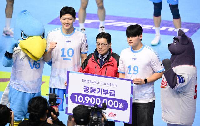 SSG 조병현과 대한항공 정지석이 공동 기부금 전달식을 하고 있다 / 한국배구연맹(KOVO)