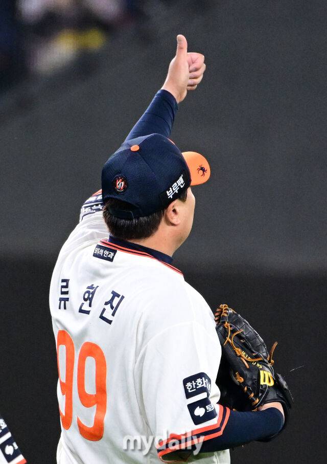 2025년 9월 26일 오후 대전 한화생명 볼파크에서 열린 '2025 신한 SOL뱅크 KBO 리그' LG 트윈스와 한화 이글스의 경기. 한화 선발투수 류현진이 3회초 1사 후 LG 박해민의 안타성 타구를 잡은 좌익수 문현빈에게 엄지 척을 하고 있다./마이데일리