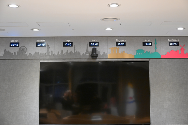 오세훈 서울특별시장의 집무실 전광판에는 모리재단의 세계도시종합경쟁력지수 순위에 따른 전광판이 있다.  서울은 왼쪽부터 여섯 번째, 6위다. [서울시 제공]