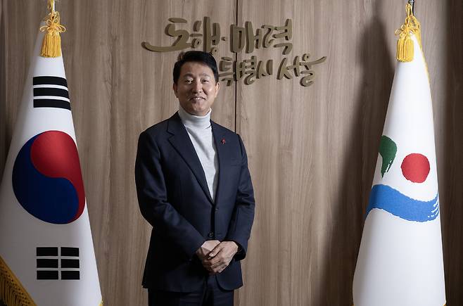 오세훈 서울특별시장이 지난 24일 오후 서울 중구 서울특별시청 집무실에서 헤럴드경제와 인터뷰를 하기 전 포즈를 취하고 있다. 임세준 기자