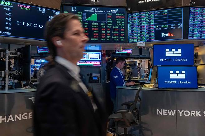 뉴욕증권거래소에서 트레이더들이 업무를 보고 있다. [게티이미지, AFP]