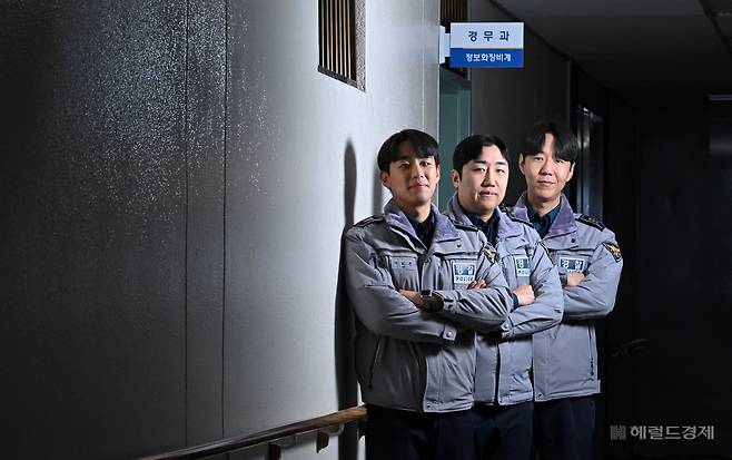 성동경찰서 경무계 소속 백민기 경사, 오대영·이희준 경장이 22일 오후 헤럴드경제 취재에 응대하고 있다. [임세준 기자]