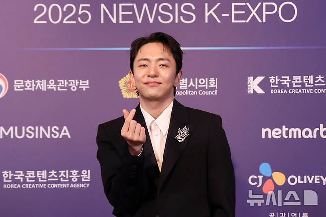 [서울=뉴시스] 조성우 기자 = 박천휴 작가가 28일 서울 중구 롯데호텔에서 열린 제7회 뉴시스 한류엑스포(2025 K-엑스포) 포토월 행사에서 포즈를 취하고 있다. 2025.08.28. xconfind@newsis.com