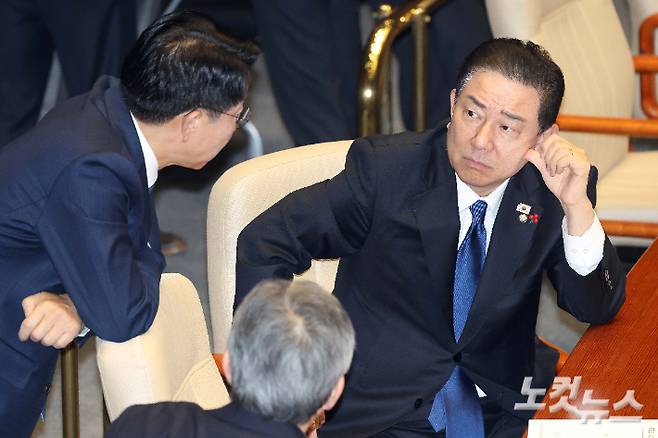 김병기 더불어민주당 원내대표가 24일 서울 여의도 국회에서 열린 12월 임시국회 본회의에서 의원들과 대화하고 있다. 박종민 기자