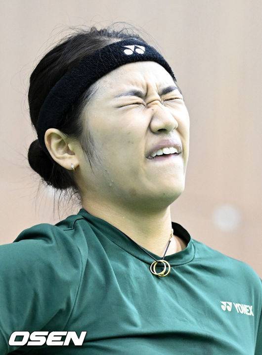 [OSEN=진천, 이대선 기자] 17일 충북 진천선수촌에서 대한민국 배드민턴 국가대표팀 미디어데이가 열렸다.배드민턴 대표팀 안세영이 훈련 중 숨을 고르고 있다. 2025.06.17 /sunday@osen.co.kr