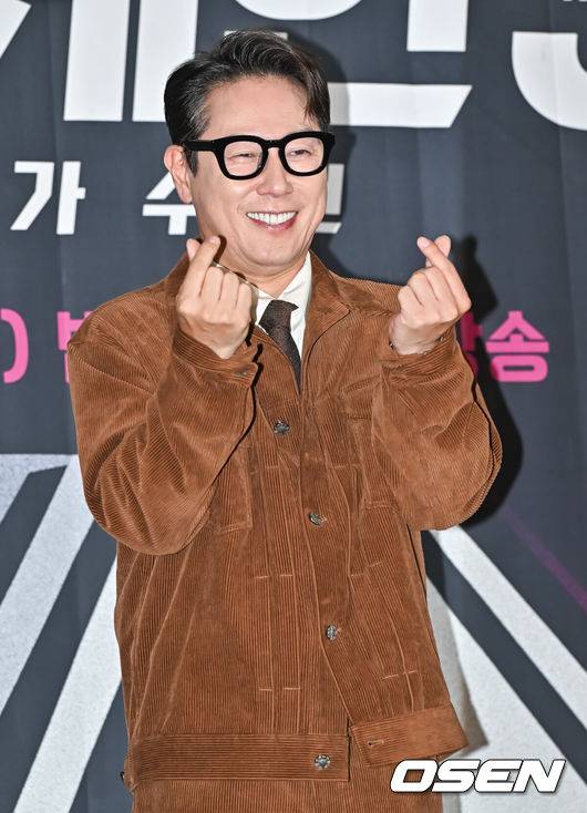 [OSEN=박준형 기자] 26일 오전 서울 상암동 중소기업DMC타워에서 JTBC 새 예능프로그램 '싱어게인 시즌3-무명가수전'(이하 '싱어게인3) 제작발표회가 진행됐다.가수 윤종신이 포즈를 취하고 있다.  2023.10.26  / soul1014@osen.co.kr