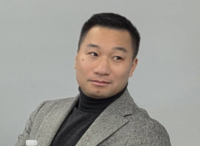 지난 22일(현지 시간) 미국 펜실베니아주 네이비야드의 한화필리조선소에서 취재진의 질문을 듣는 알렉스 웡 한화그룹 글로벌 최고전략책임자(CSO). 그는 도널드 트럼프 1기 행정부 때인 2017~2021년 미국 국무부 대북특별부대표와 동아태 부차관보를 맡아 대북 협상 실무를 이끈 인물이다. 2021년부터는 쿠팡의 워싱턴DC 사무소에서 정부와 의회를 상대로 대관 업무를, 트럼프 2기 행정부 출범 직후부터 올 5월까지는 백악관 국가안보부 수석부보좌관을 각각 맡았다. 한화에는 마스가 프로젝트가 수면 위로 오른 지난 9월 합류했다. 필라델피아=윤경환 특파원