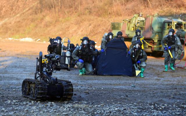 국군화생방방호사령부 화생방특수임무단 장병들이 화생방 테러 대응 훈련에서 화생방 정찰 로봇을 활용해 위험 지역을 탐색하고 있다. 사진 제공=국군화생방방호사령부